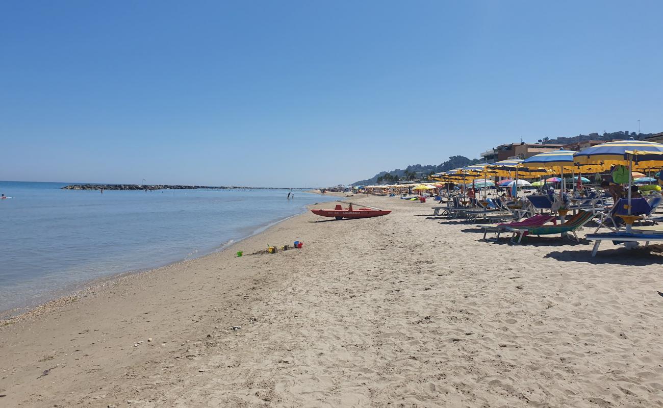 Photo de Cupra Marittima avec sable lumineux de surface