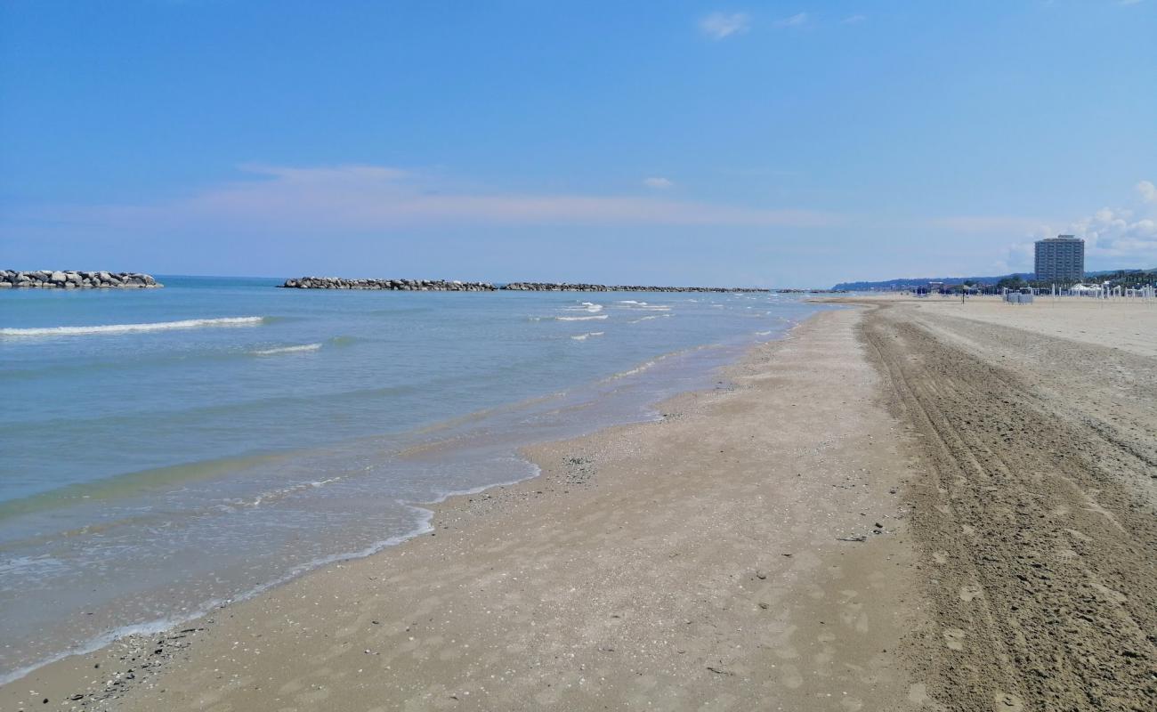 Photo de Lido di Fermo avec sable lumineux de surface