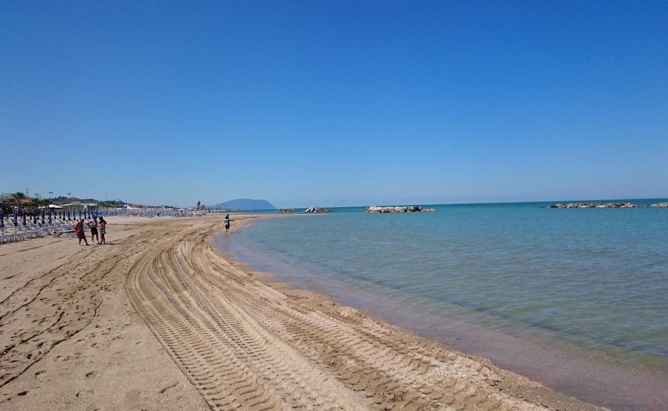Photo de Porto Potenza Picena Beach avec sable beige de surface