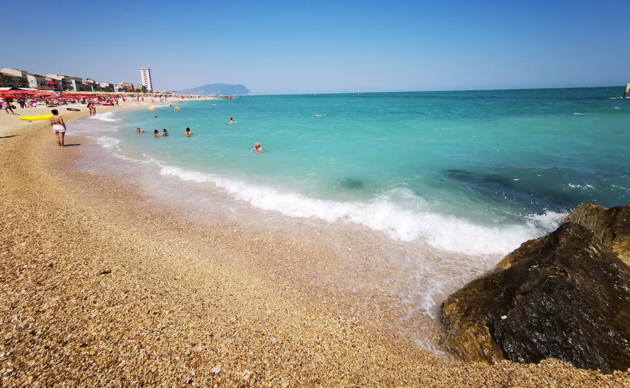 Photo de Spiaggia Porto Recanati avec caillou fin clair de surface