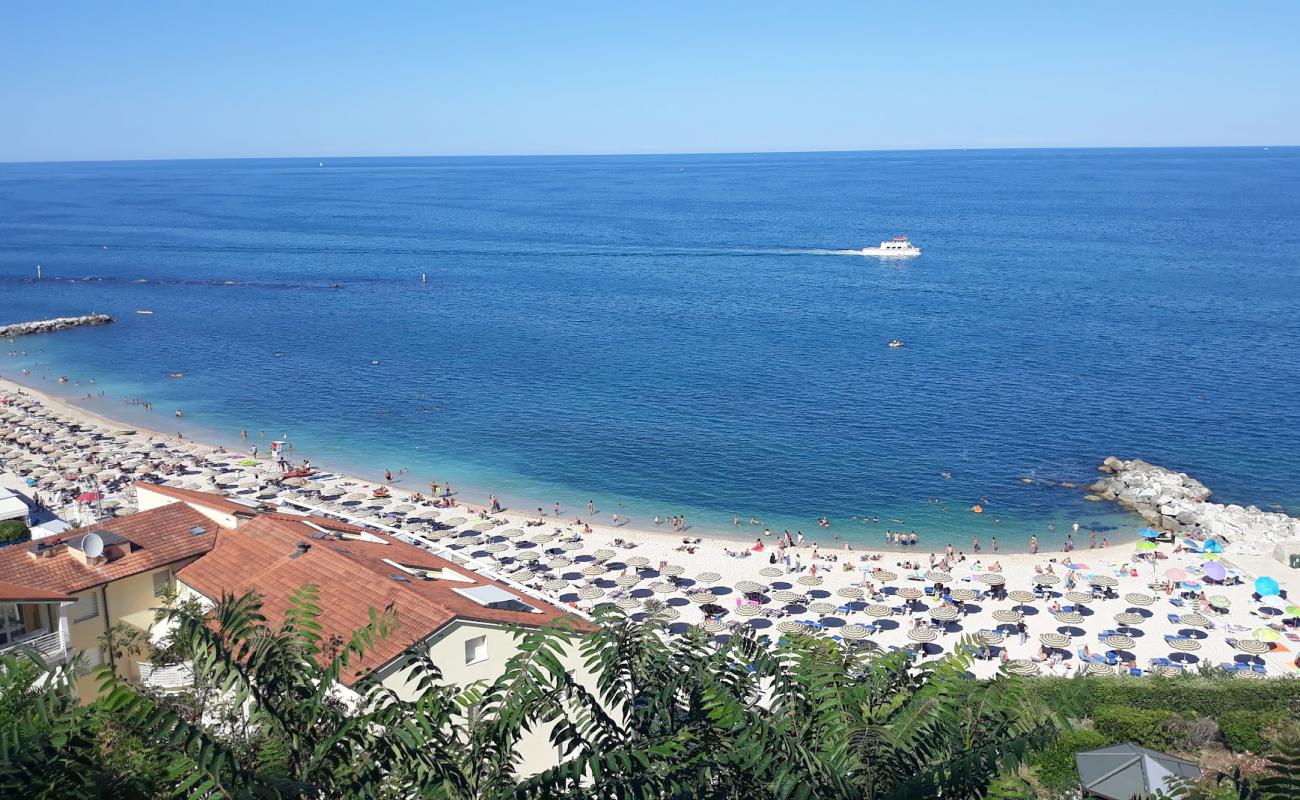 Photo de Plage de Numana Alta avec caillou fin clair de surface