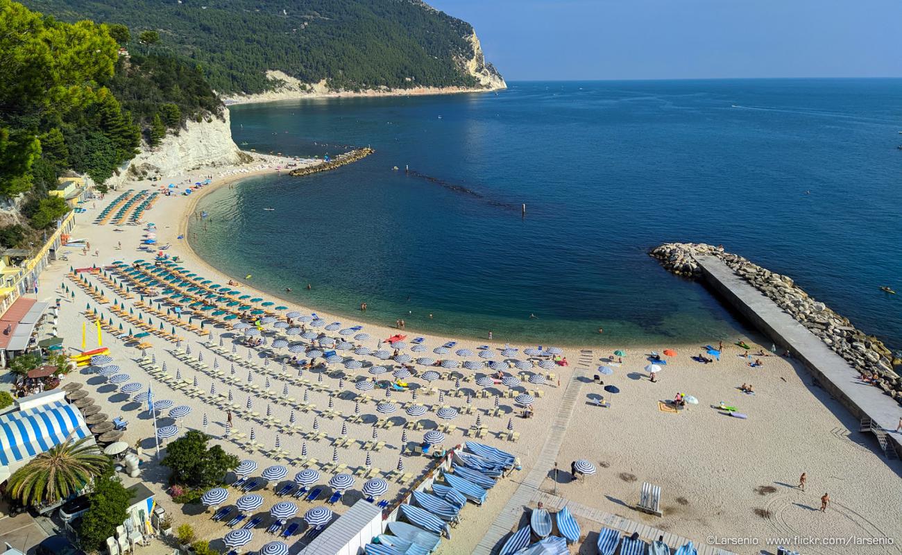 Photo de Plage Urbani avec caillou fin clair de surface