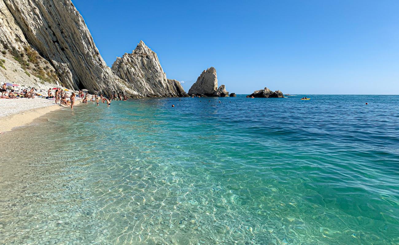 Photo de Plage Le Due Sorelle avec galets blancs de surface