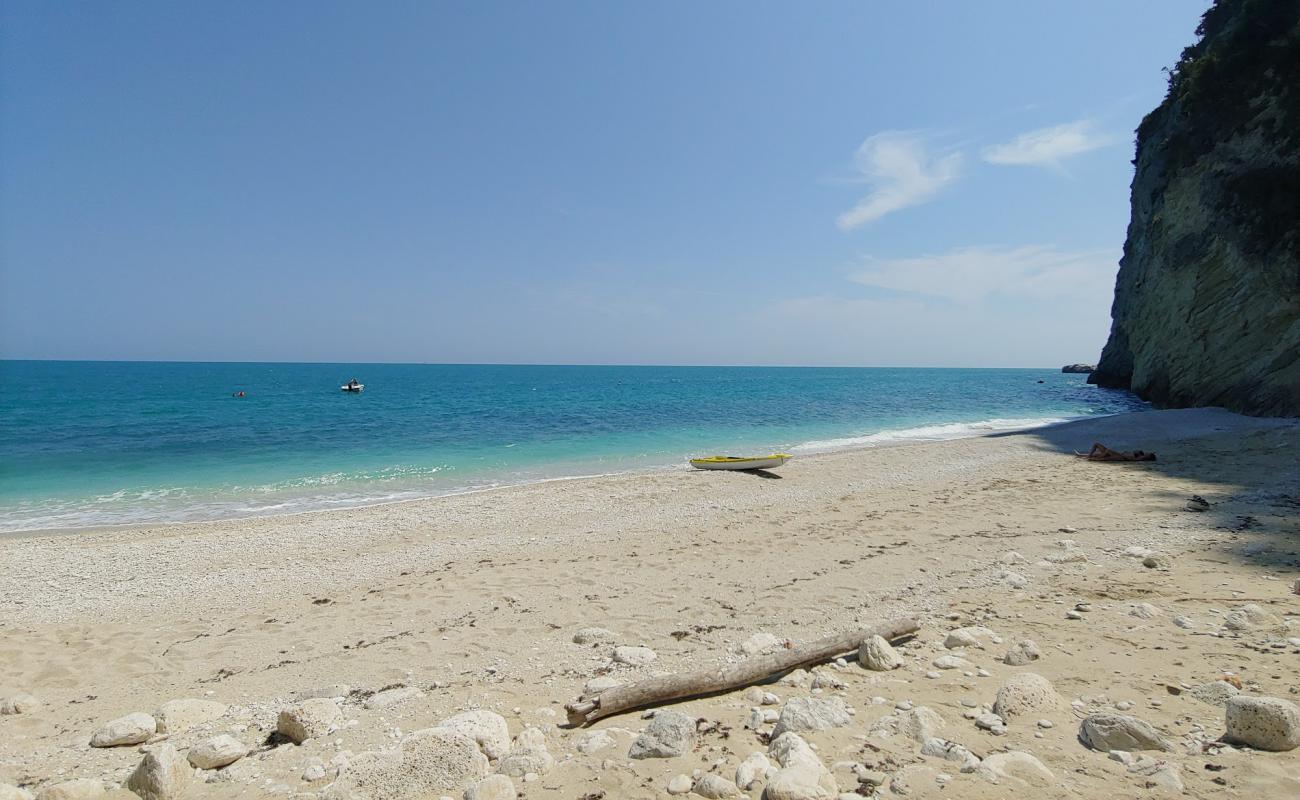 Photo de Forni Beach avec sable blanc & galets de surface
