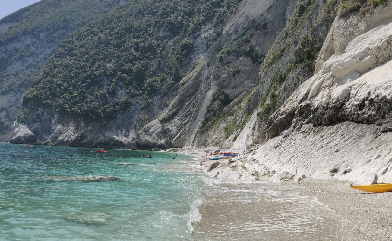 Photo de Spiaggia dei Sassi Bianchi avec galets blancs de surface