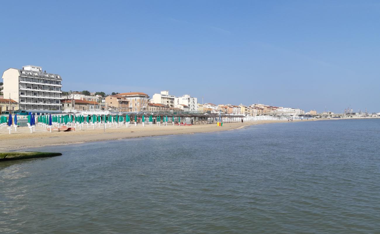 Photo de Falconara Beach avec sable beige fin de surface