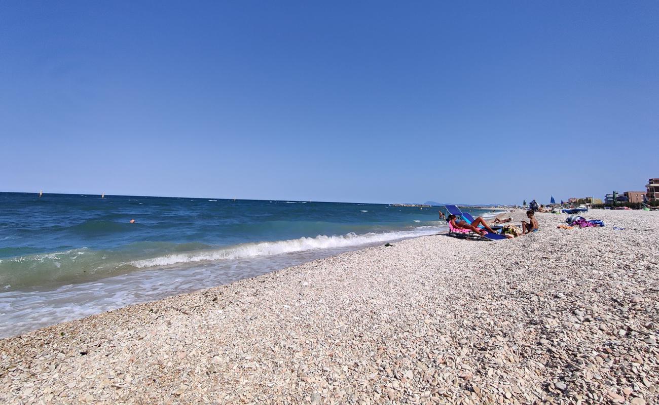 Photo de Cesano Beach avec sable beige & galets de surface