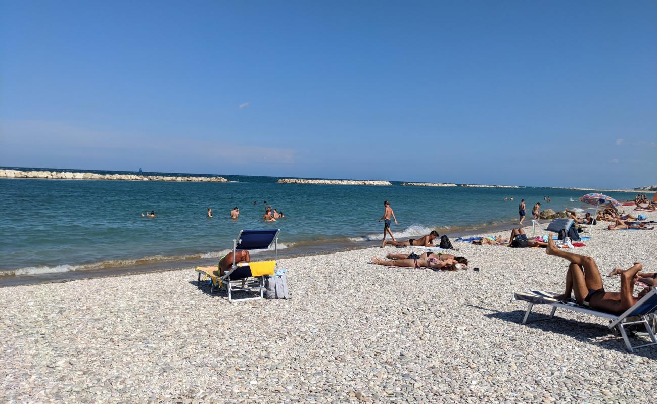 Photo de Spiaggia Sassonia di Fano avec galets gris de surface