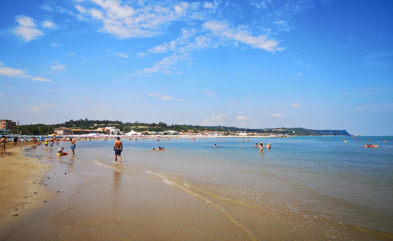 Photo de Lido di Fano Beach avec sable beige de surface