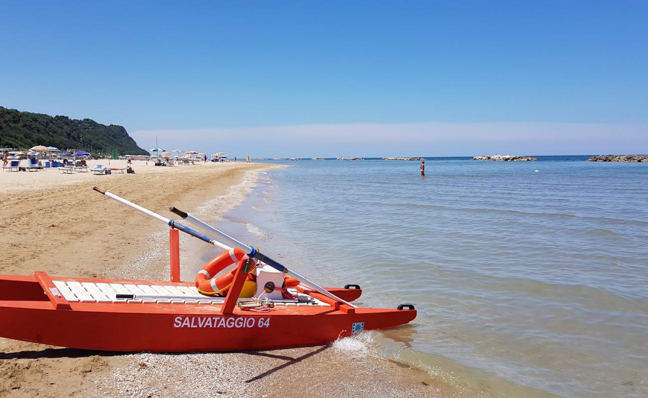 Photo de Oasi Beach avec sable fin et lumineux de surface