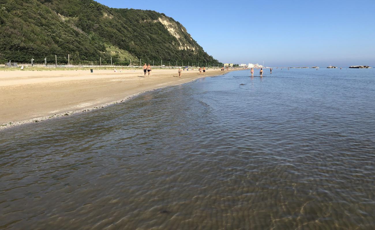 Photo de Sottomonte Pesaro-Fano avec sable fin et lumineux de surface