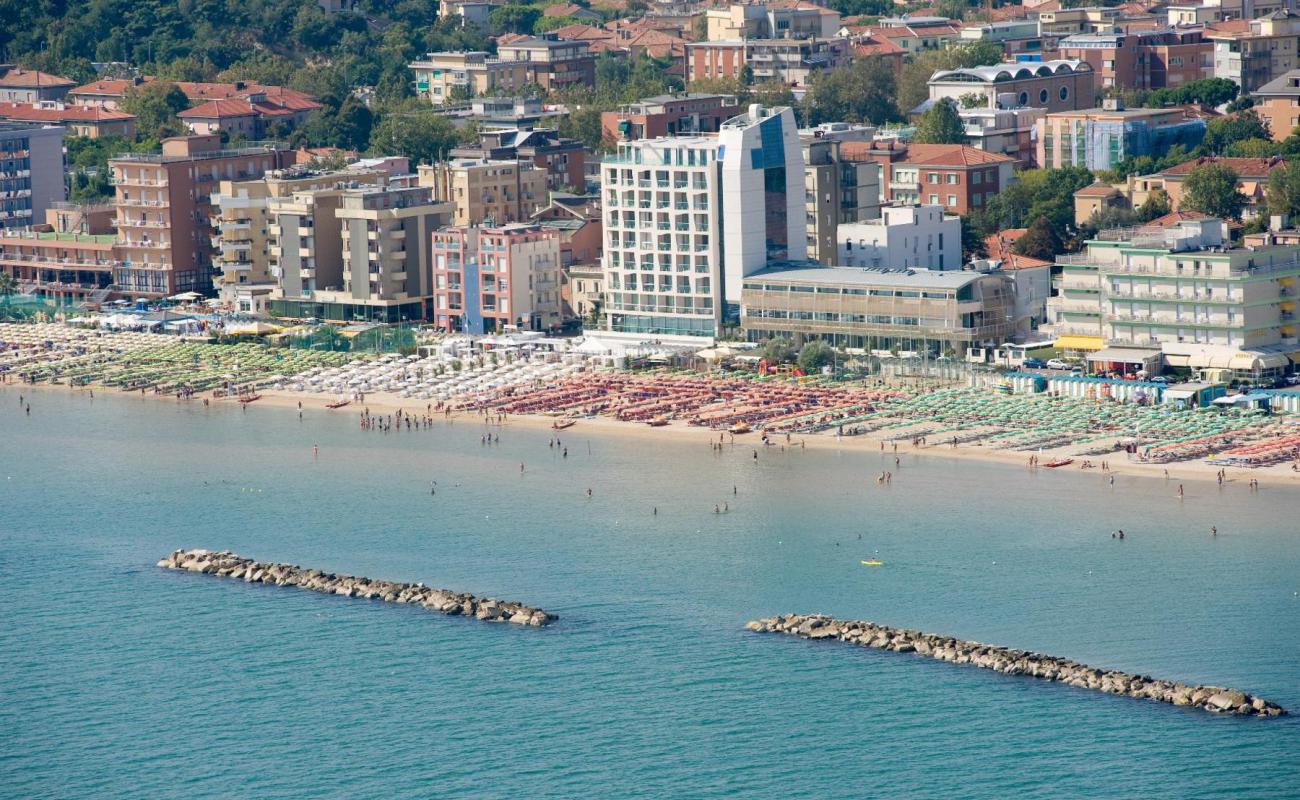 Photo de Pesaro beach avec sable fin et lumineux de surface