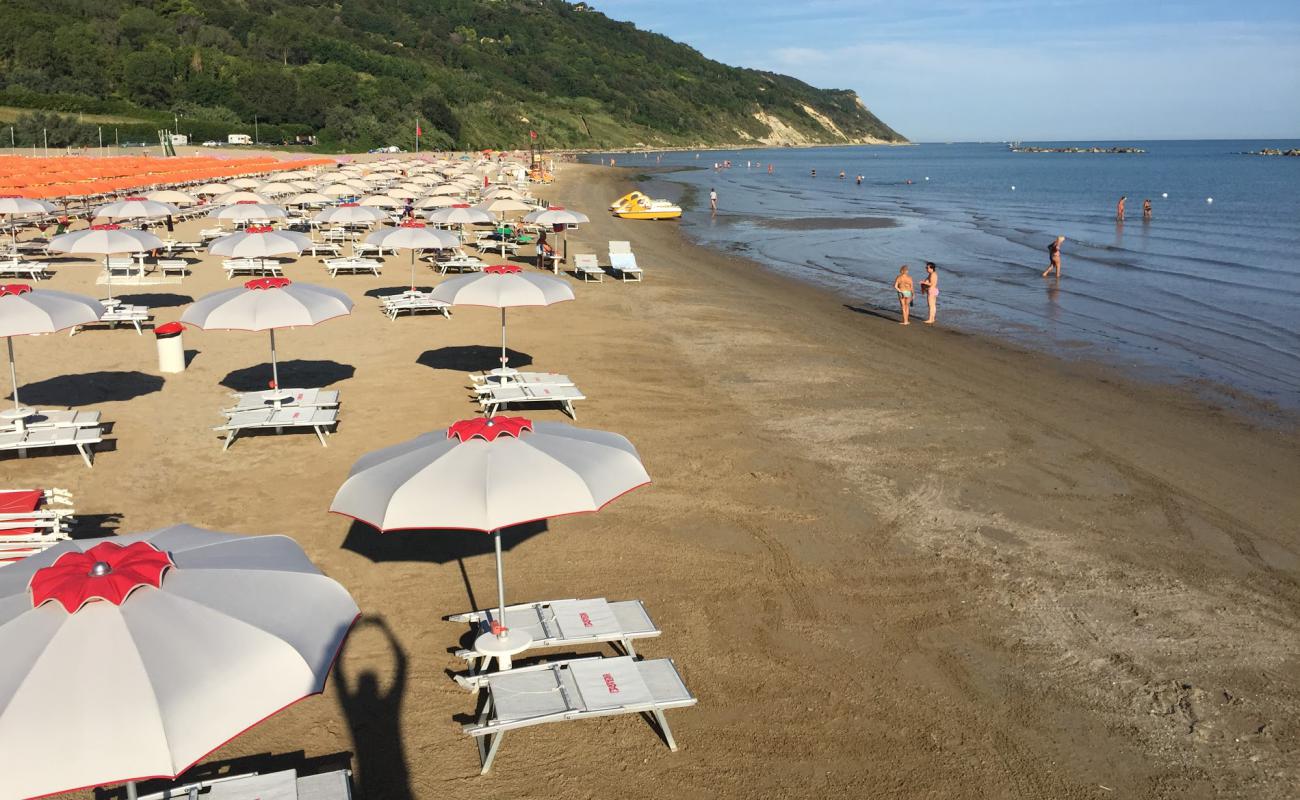 Photo de Baia Flaminia avec sable fin et lumineux de surface