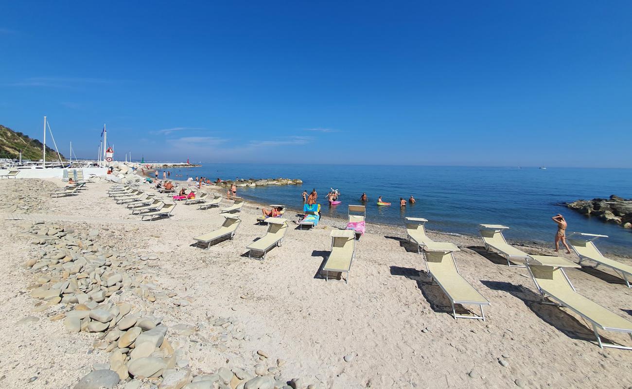 Photo de Baia Vallugola Beach avec galets beige de surface