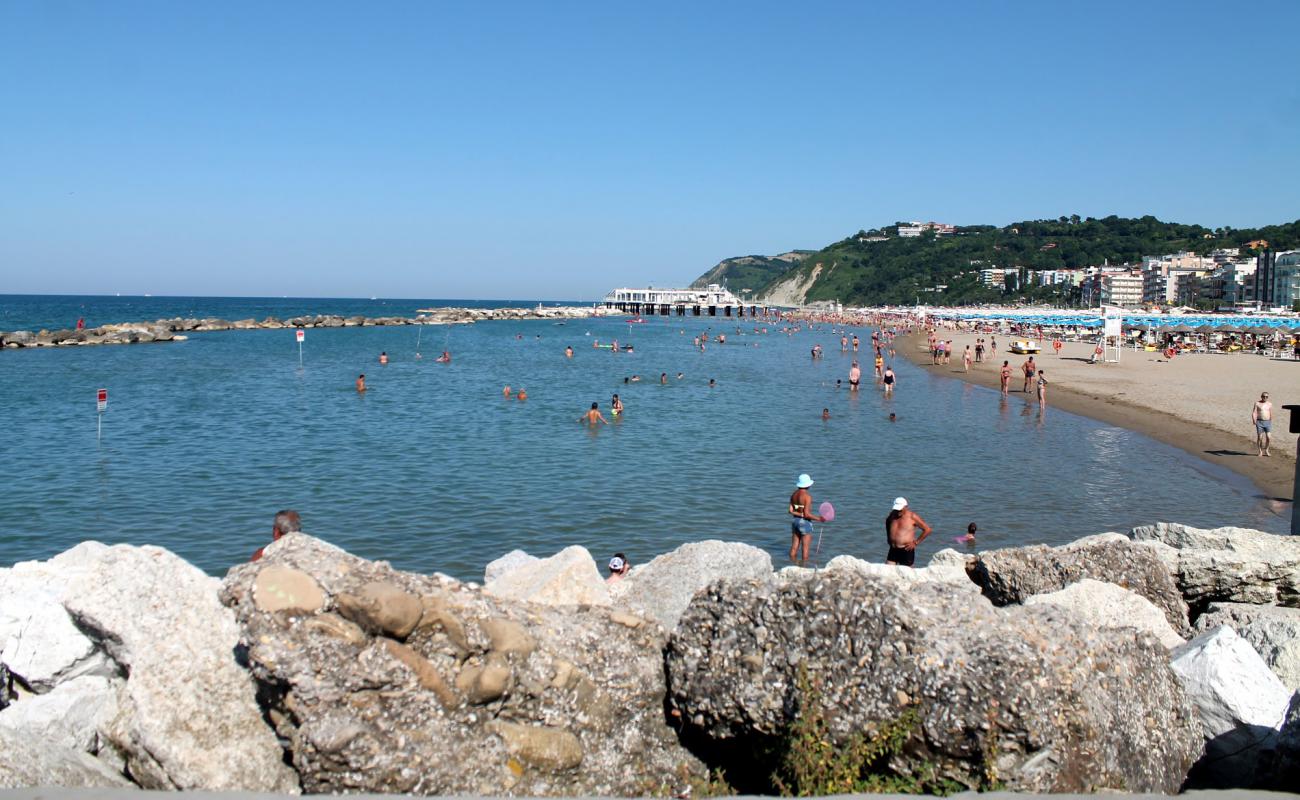 Photo de Spiaggia Gabicce Mare avec sable lumineux de surface