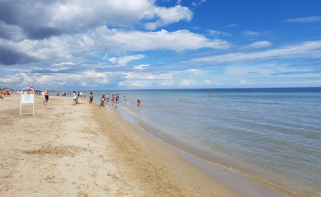 Photo de Riccione beach avec sable fin et lumineux de surface