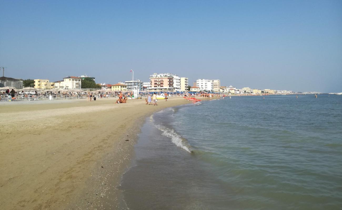 Photo de Viserba beach II avec sable fin et lumineux de surface