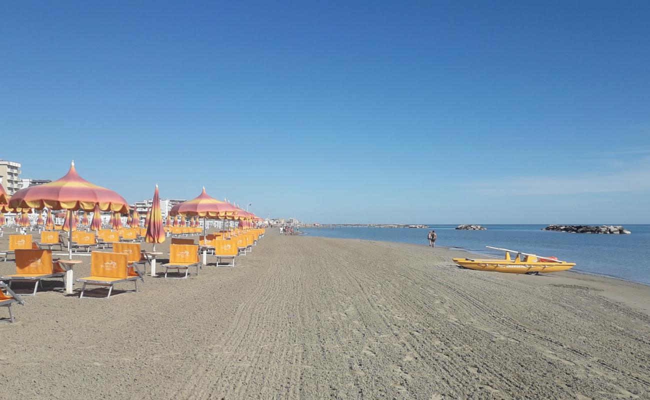 Photo de Spiaggia Torre Pedrera avec sable beige de surface