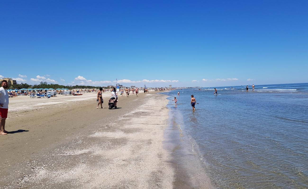 Photo de Pinarella beach avec sable fin et lumineux de surface