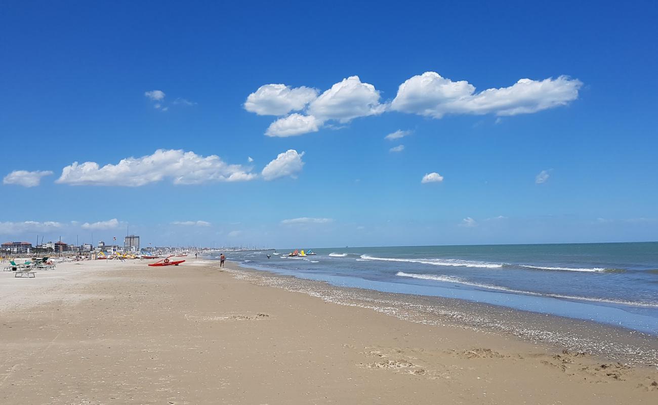 Photo de Spiaggia libera di Cervia avec sable fin et lumineux de surface