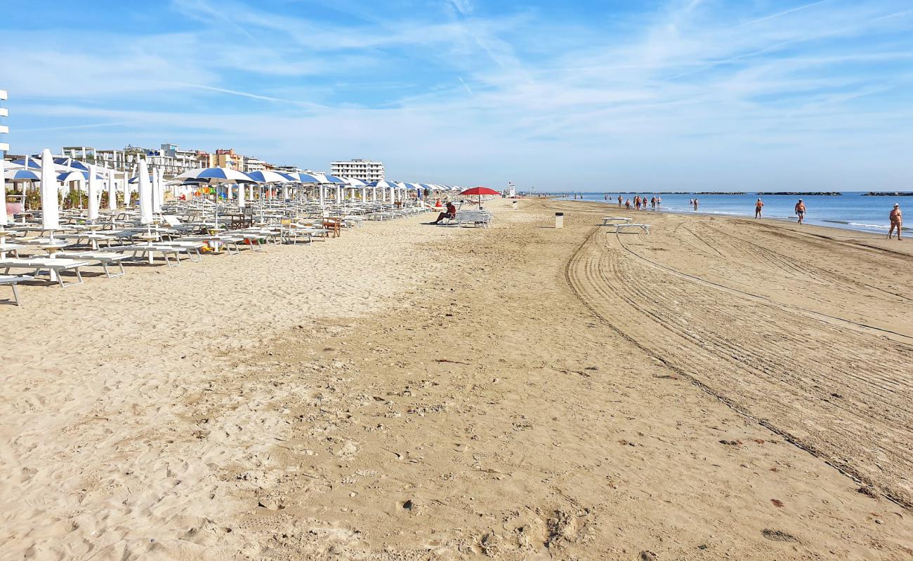 Photo de Plage de Lido Adriano avec sable lumineux de surface