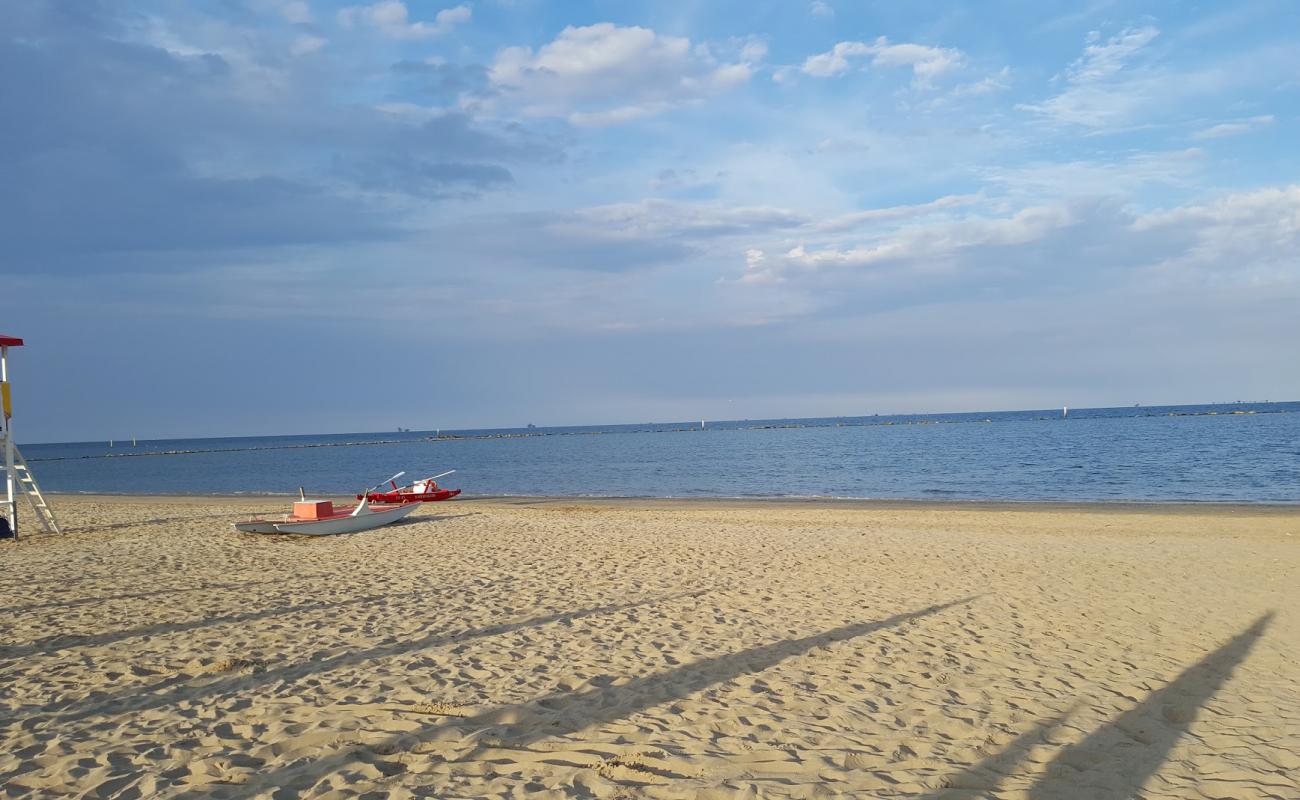 Photo de Plage de Marina di Ravenna avec sable lumineux de surface