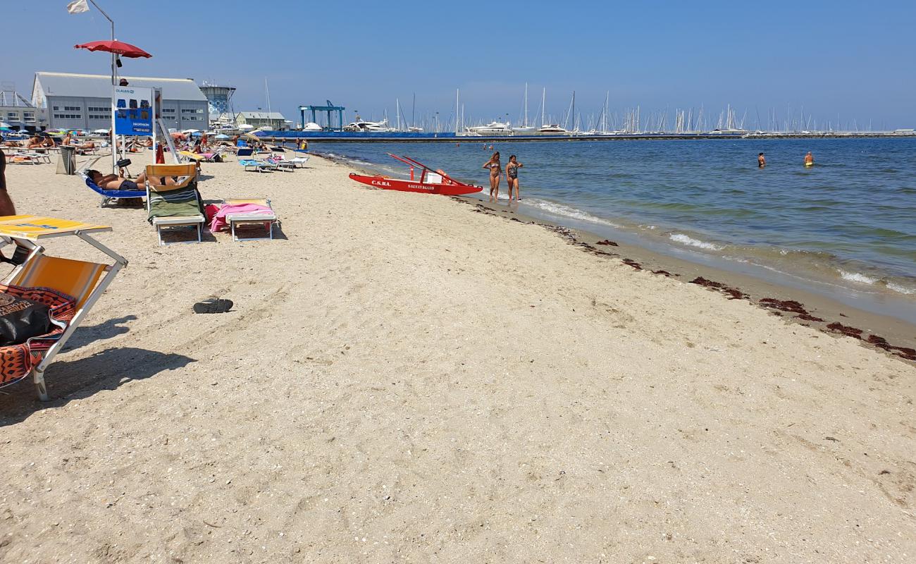 Photo de Marina di Ravena avec sable beige de surface