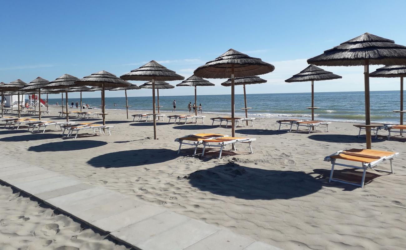 Photo de Spiaggia di Comacchio avec sable fin et lumineux de surface