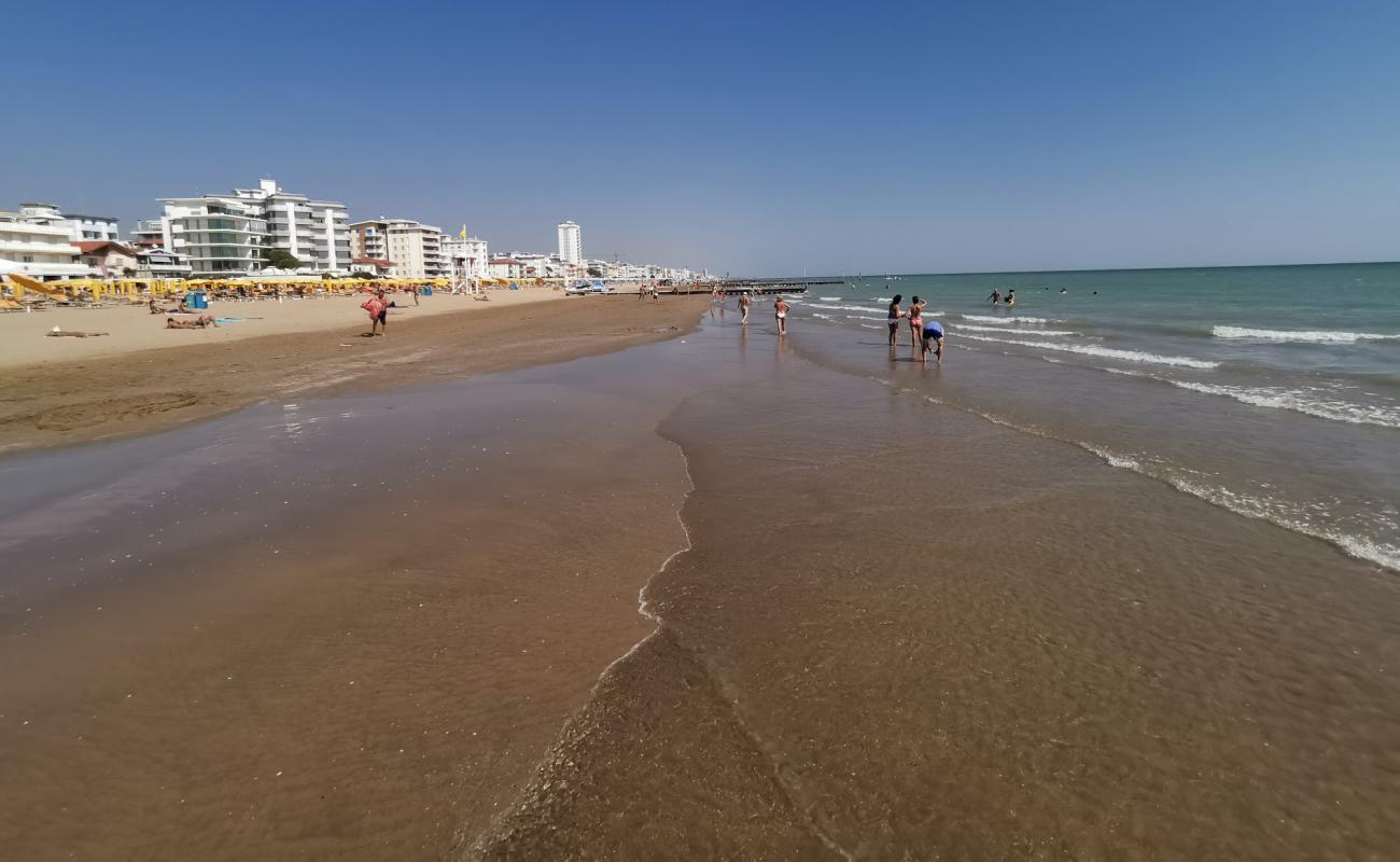 Photo de Spiaggia di Jesolo avec sable fin et lumineux de surface