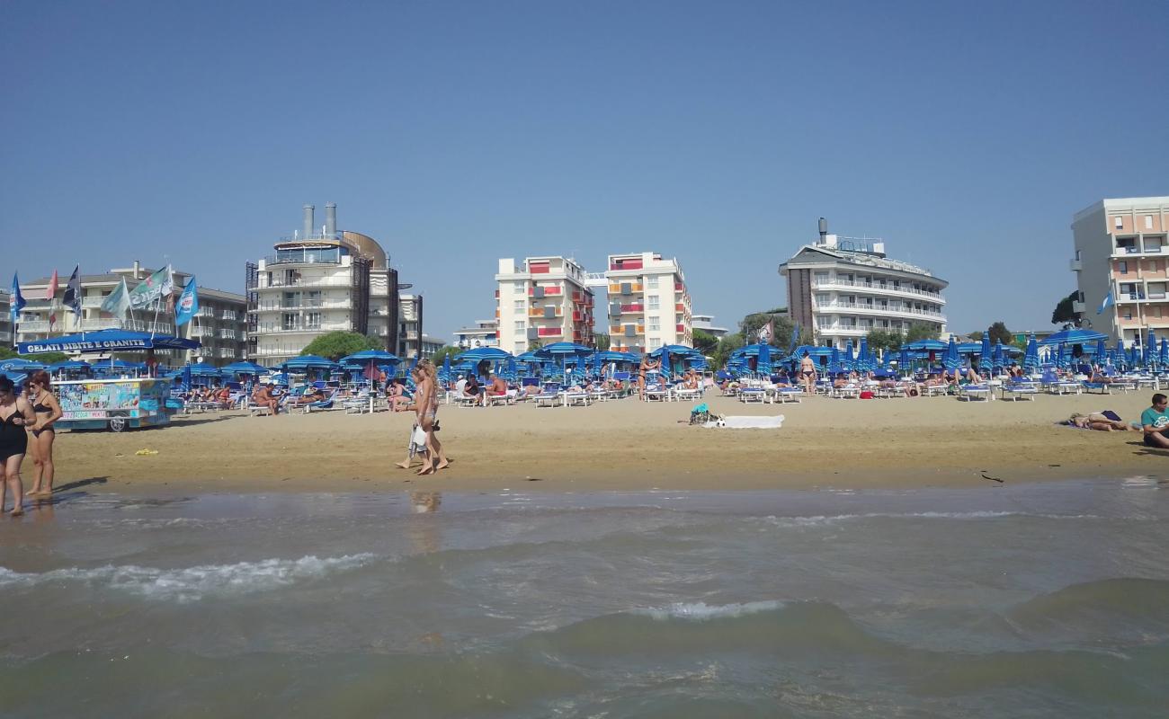 Photo de Plage de Jesolo avec sable fin et lumineux de surface