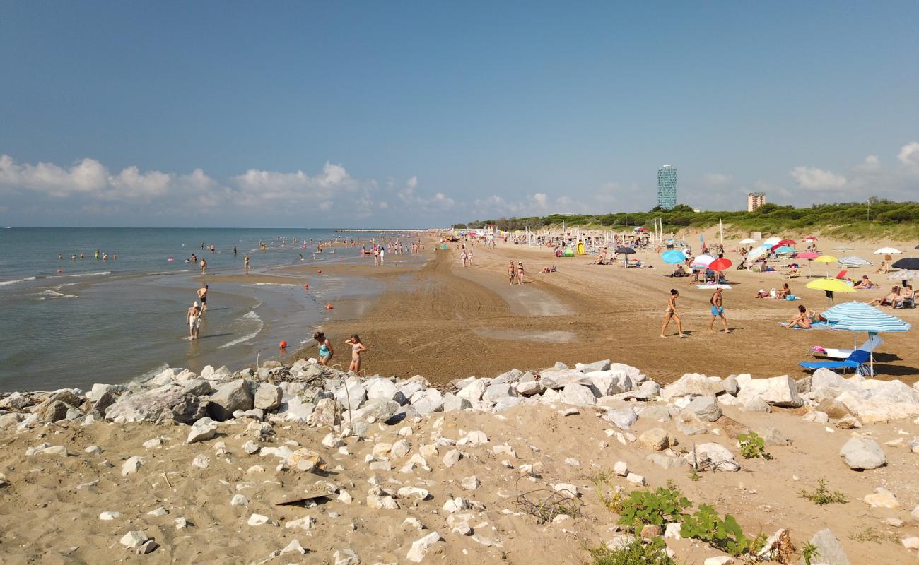 Photo de Cortellazzo beach avec sable lumineux de surface