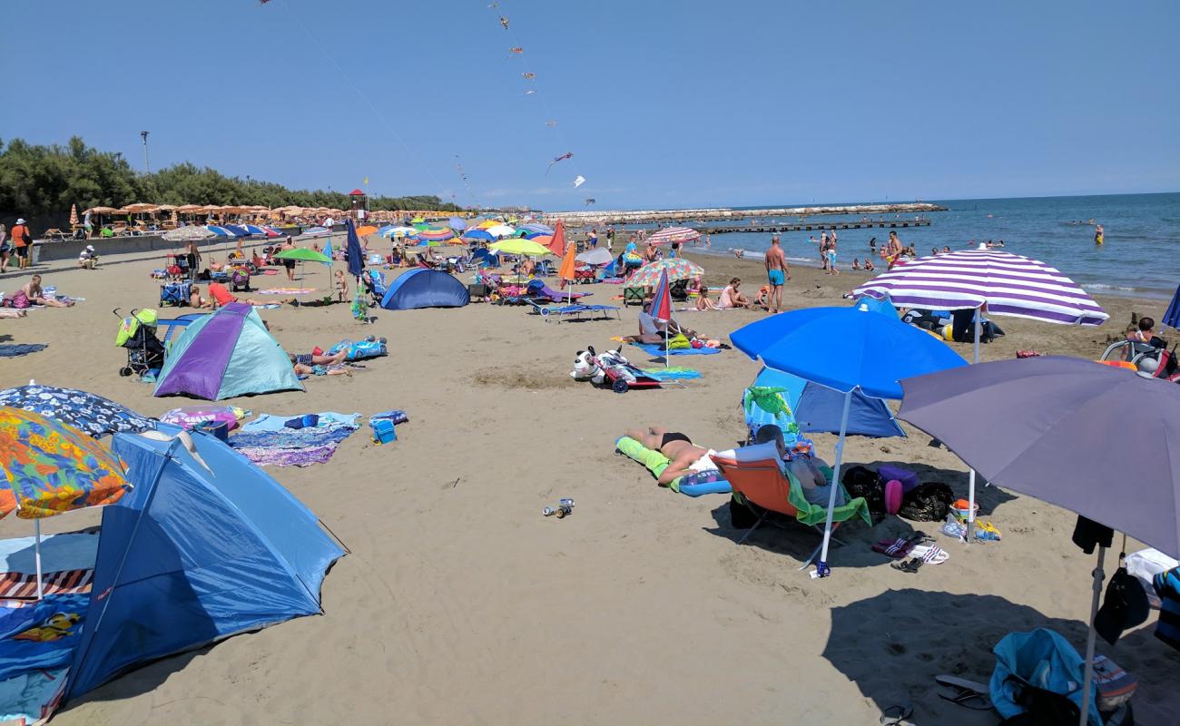 Photo de Caorle beach avec sable lumineux de surface