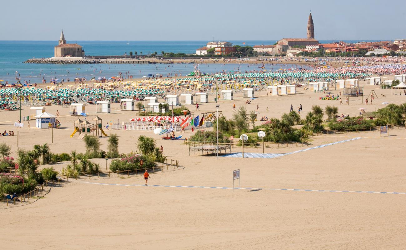 Photo de Spiaggia di Levante avec sable beige fin de surface