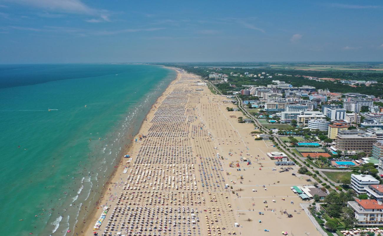 Photo de Plage de Bibione avec sable beige fin de surface