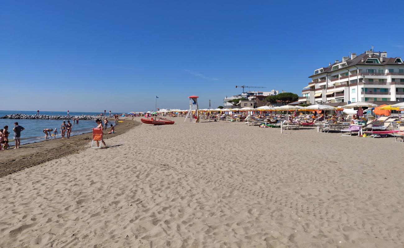Photo de Spiaggia del Fratino avec sable beige de surface
