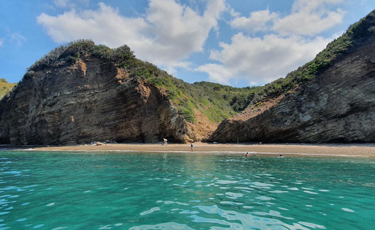 Photo de Zupignano beach avec caillou fin brun de surface