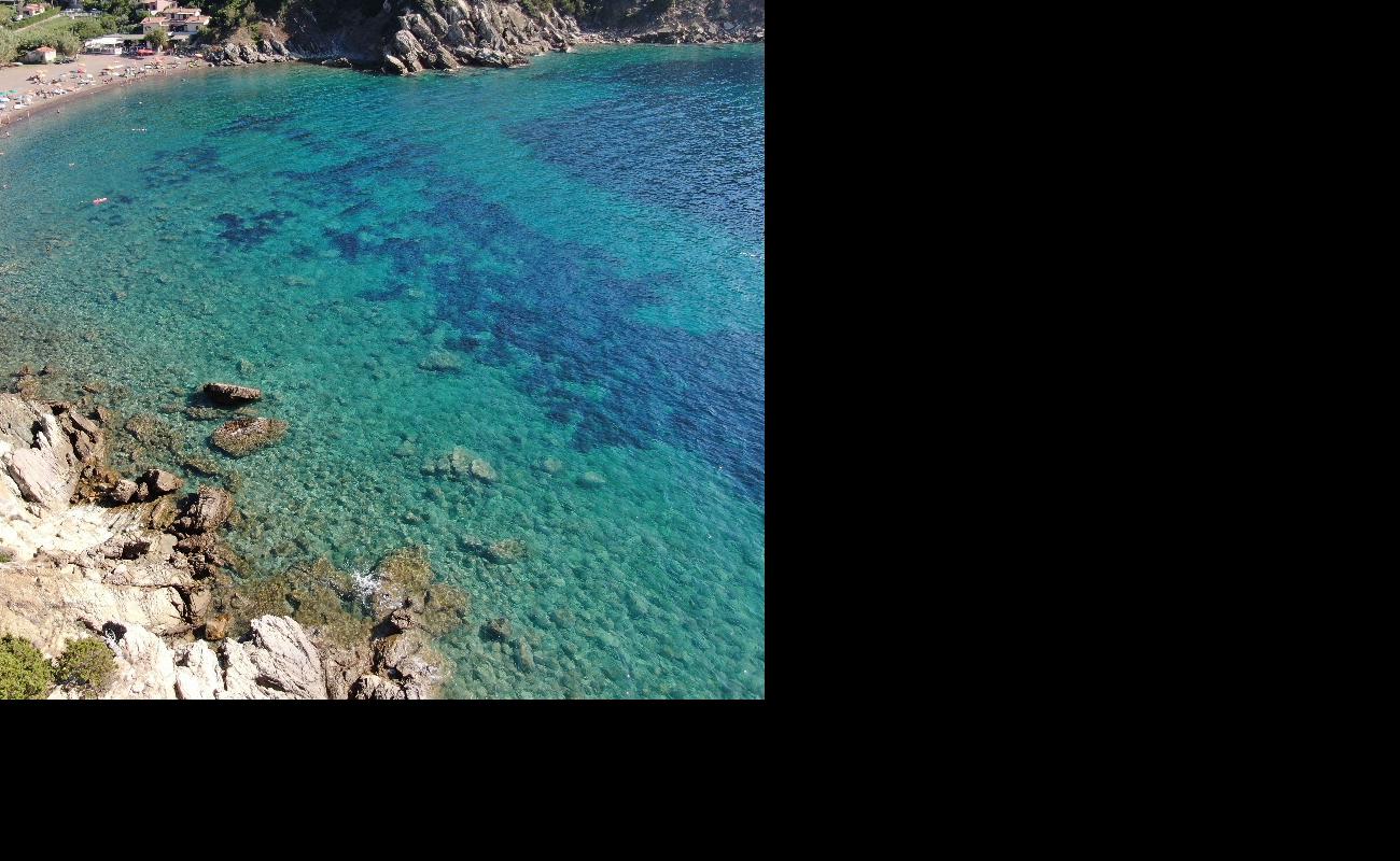 Photo de Nisportino beach avec sable noir avec caillou de surface