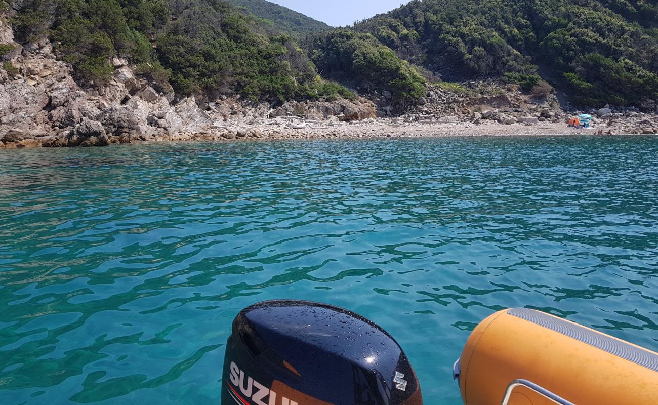 Photo de Cala Mandriola avec petite baie