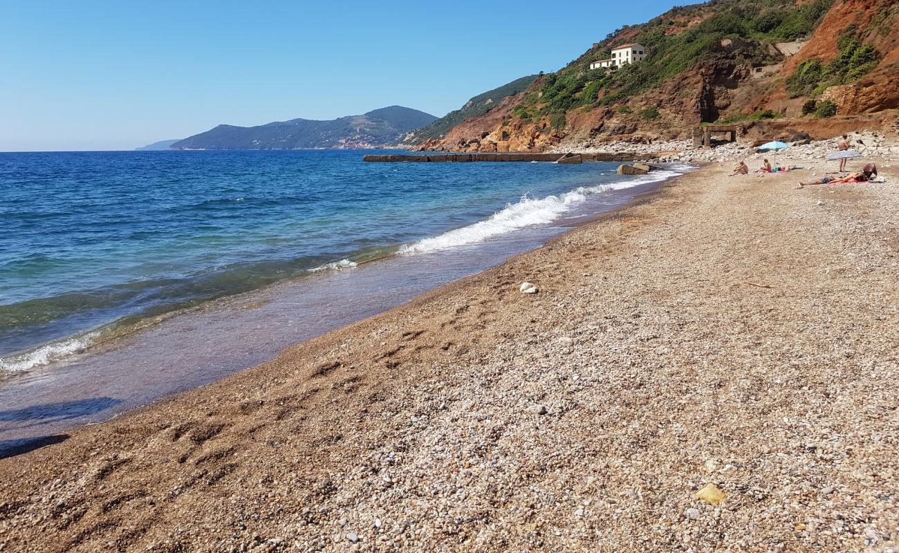 Photo de Cala Seregola avec sable noir avec caillou de surface