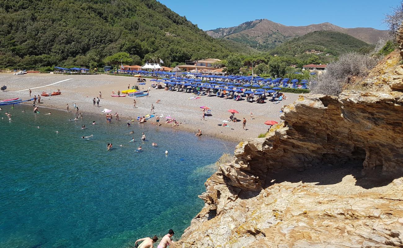 Photo de Ortano beach avec galets beige de surface