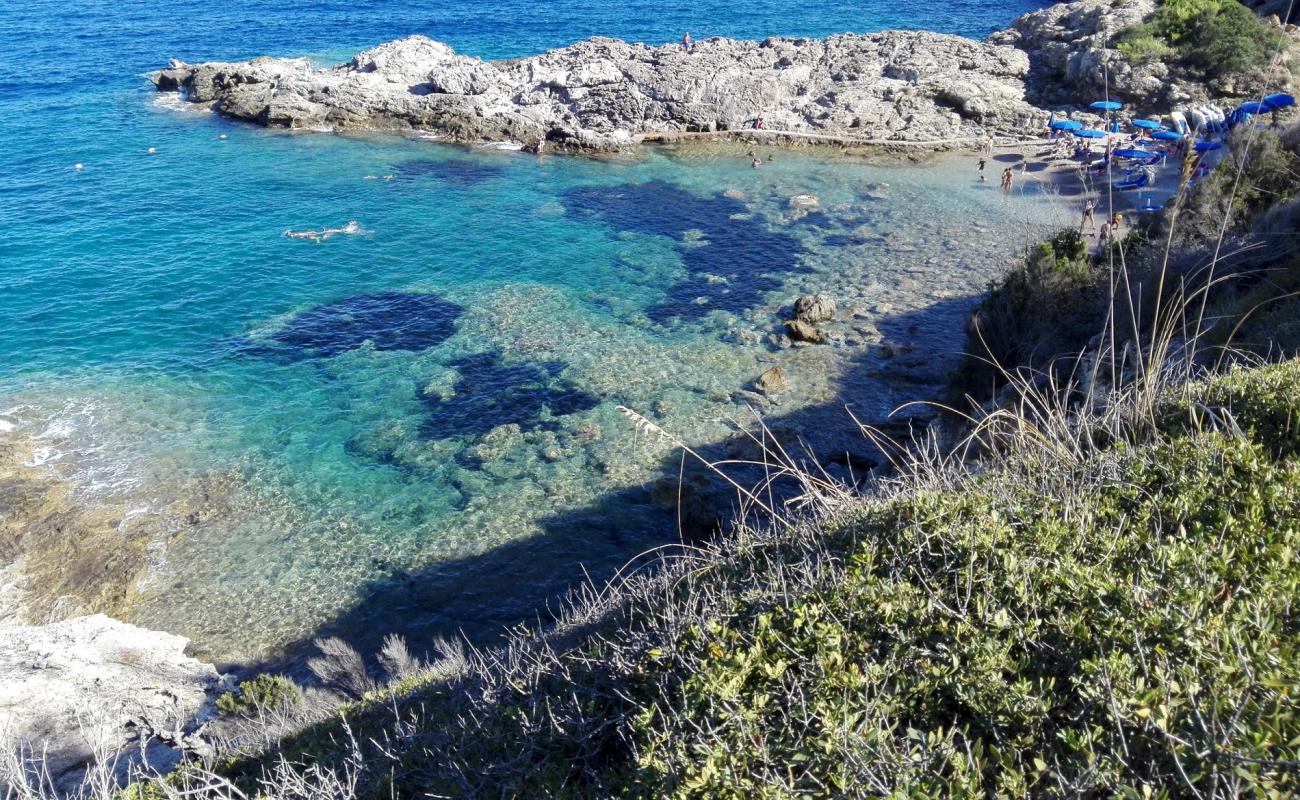 Photo de Spiaggia di Capo d’arco avec petits galets beige de surface