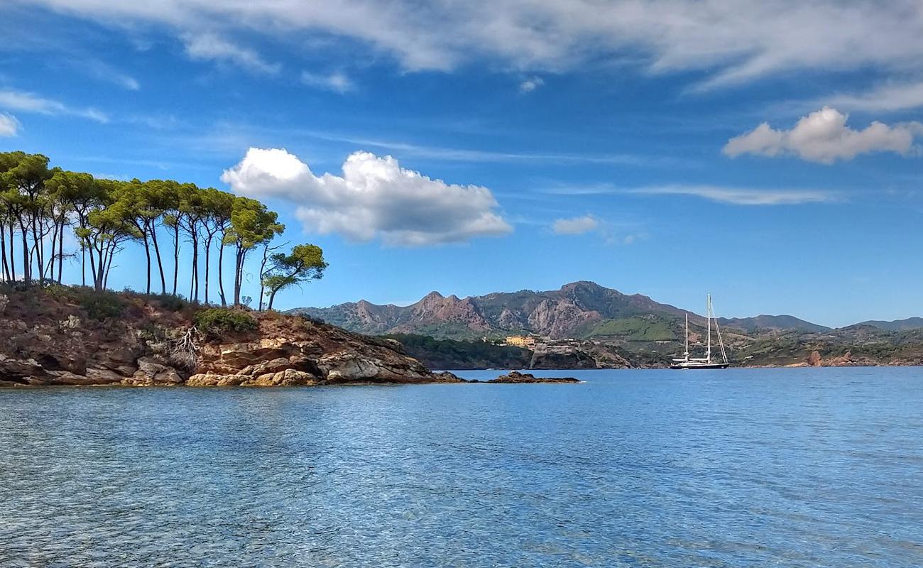Photo de Istia beach avec sable coquillé beige de surface