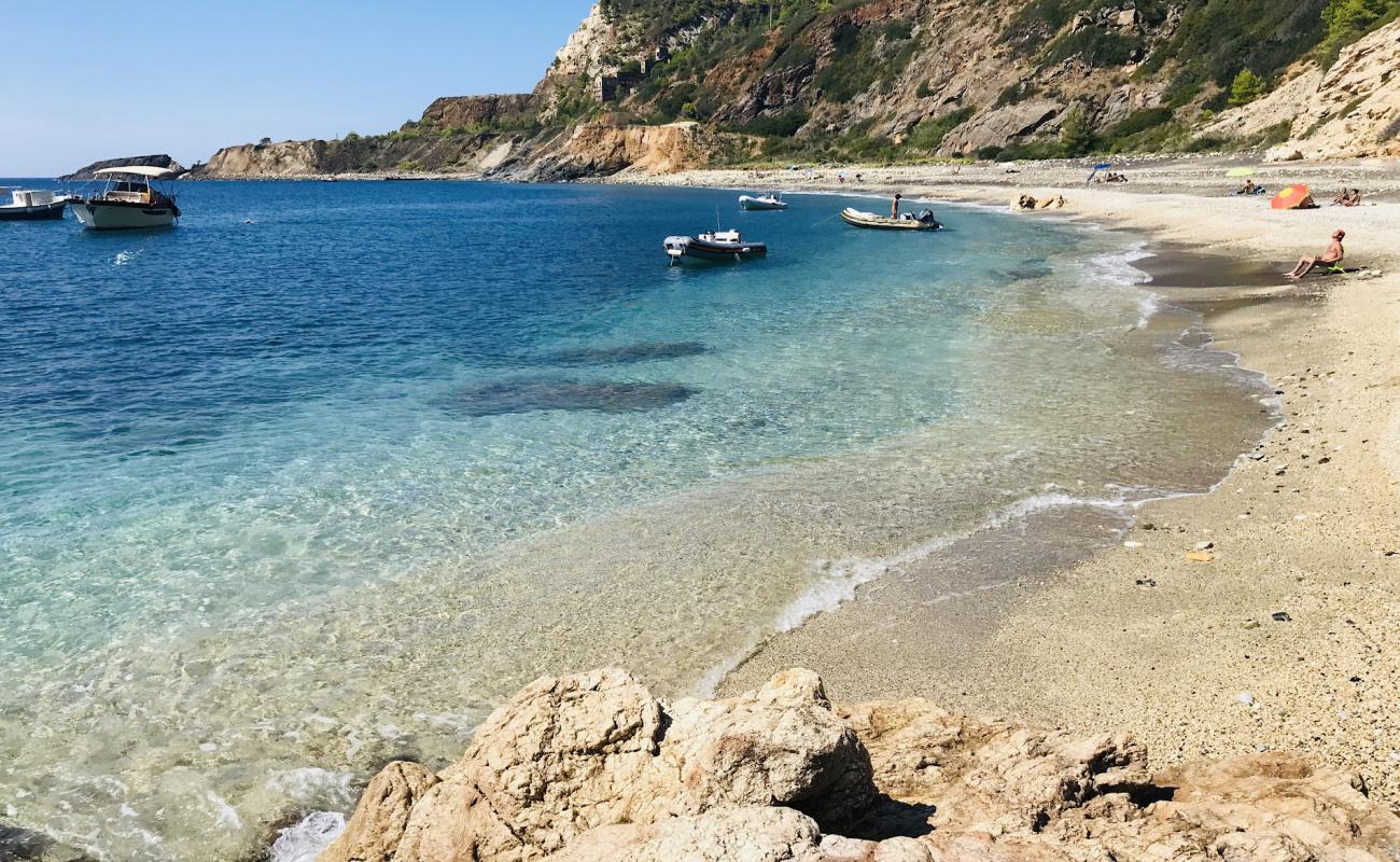 Photo de Cannello beach avec caillou fin noir de surface