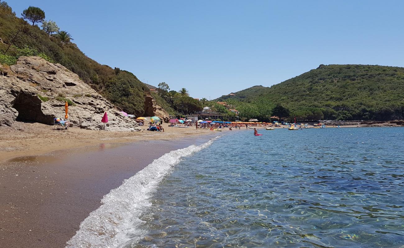 Photo de Plage d'Innamorata avec sable lumineux de surface