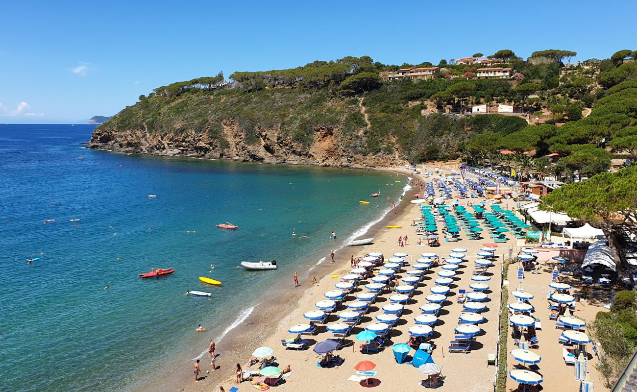 Photo de Spiaggia di Pareti avec sable beige & galets de surface
