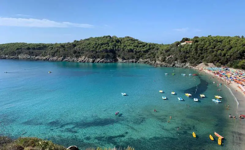 Photo de Morfone beach avec sable beige & galets de surface