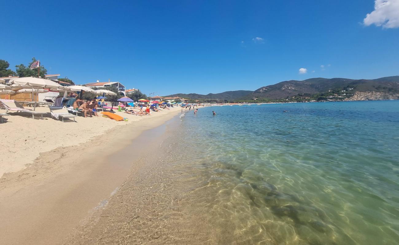 Photo de Plage de Marina di Campo avec sable fin et lumineux de surface