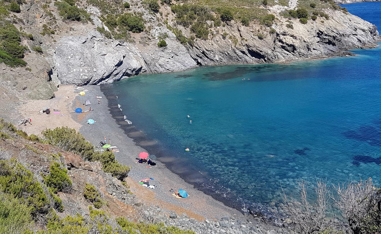 Photo de Spiaggia Le Tombe avec galets gris de surface