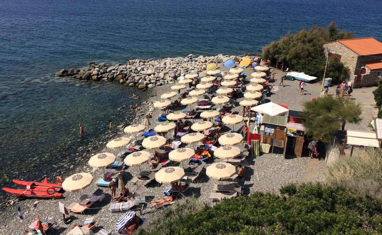 Photo de Spiaggia Del Relitto avec roches de surface