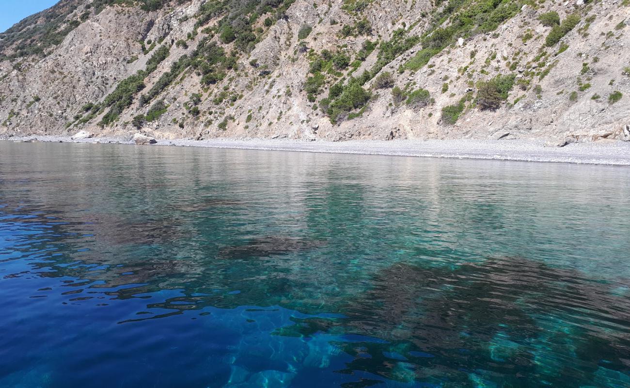 Photo de Campo Lo Feno Beach avec galets gris de surface